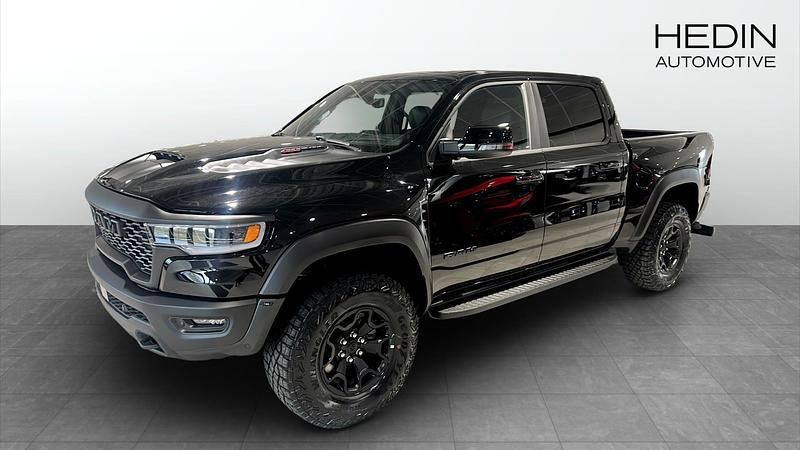 Svart Ny 2025 RAM 1500 Pickup | 1 381 950 kr - Bild 1/4
