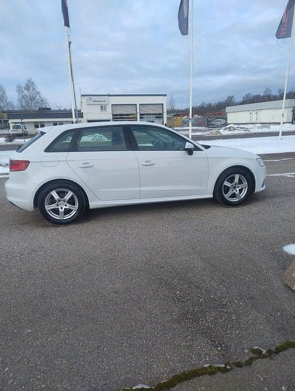 Begagnad Audi A3 Attraction 110 HK (80 kW) 2014 Vit