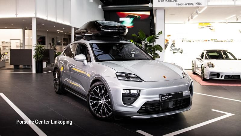 Silver Begagnad 2025 Porsche Macan 4 Electric SUV | 1 025 000 kr - Bild 1/4