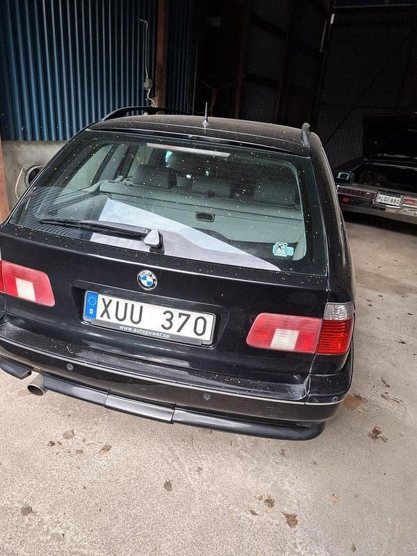 Svart Begagnad 2002 BMW 540 Kombi | 74 000 kr - Bild 1/4