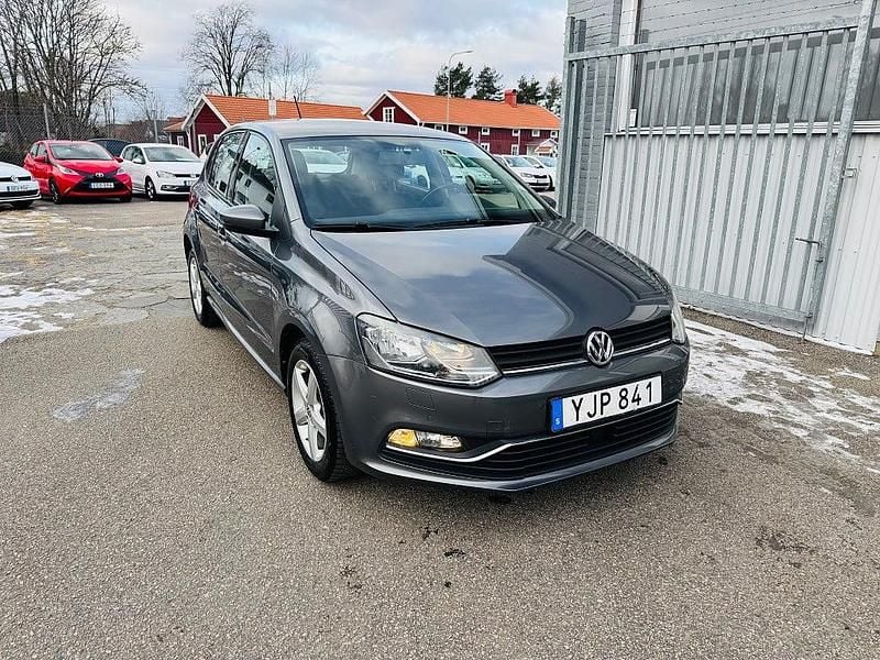 Grå Begagnad 2016 VW Polo Halvkombi | 109 900 kr (Marknadspris) - Bild 1/4