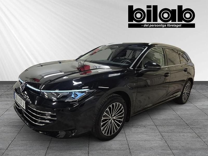 Svart Begagnad 2024 VW Passat Elegance Kombi | 479 000 kr (Lite dyr) - Bild 1/4