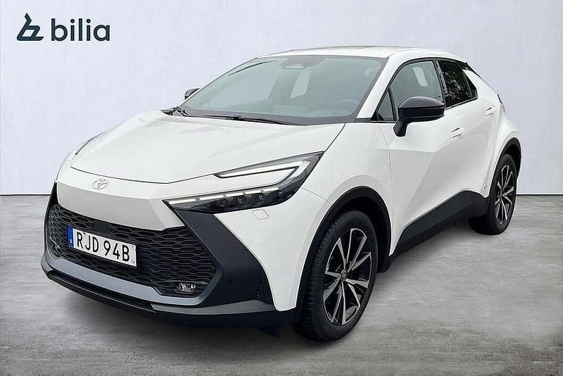 Vit Begagnad 2024 Toyota C-HR Style SUV | 399 900 kr (Bra pris) - Bild 1/4