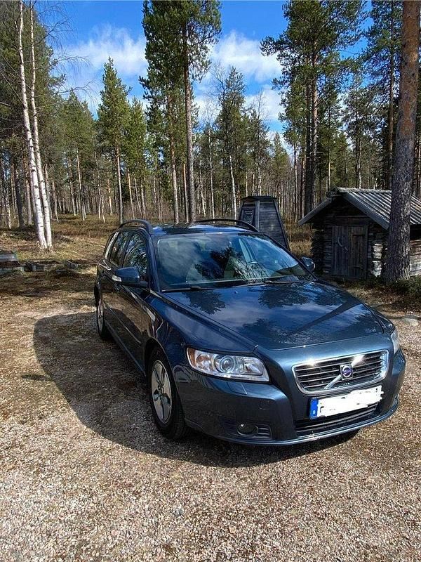 Blå Begagnad 2010 Volvo V50 Momentum Kombi | 27 000 kr (Marknadspris) - Bild 1/3