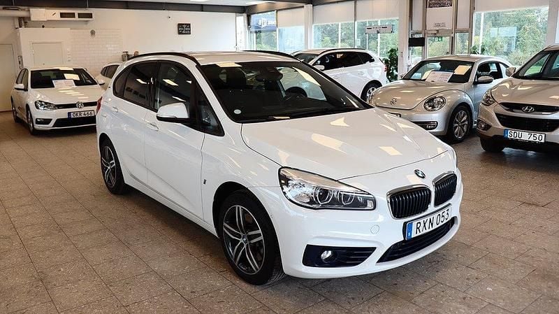 Vit Begagnad 2017 BMW 225 Active Tourer Sport Line Minibuss | 159 900 kr (Marknadspris) - Bild 1/4