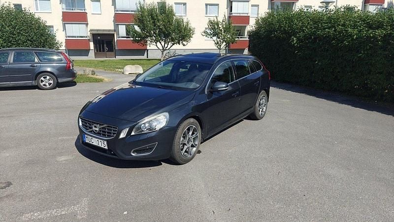 Grå Begagnad 2013 Volvo V60 Momentum Kombi | 49 500 kr (Marknadspris) - Bild 1/4