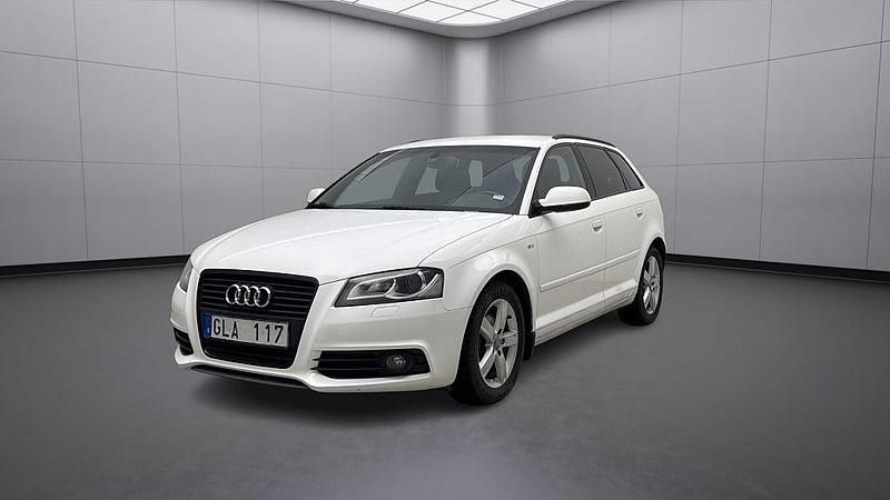 Vit Begagnad 2012 Audi A3 Sportback Comfort Halvkombi | 99 900 kr (Marknadspris) - Bild 1/4