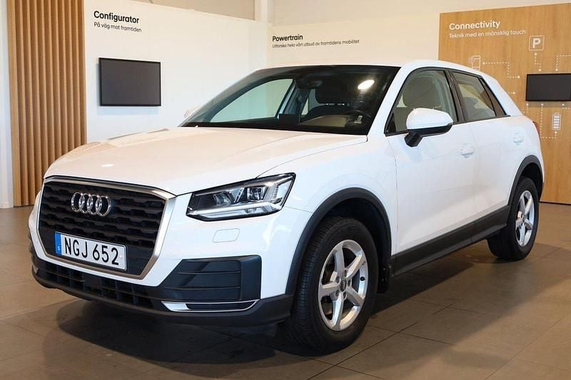 Vit Begagnad 2018 Audi Q2 Proline SUV | 156 900 kr (Marknadspris) - Bild 1/3