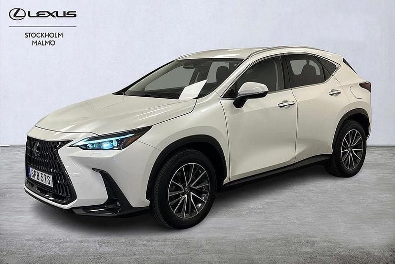 Vit Begagnad 2022 Lexus NX450h+ Business Edition SUV | 498 000 kr (Marknadspris) - Bild 1/4