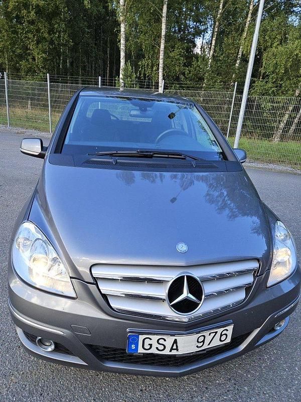 Silver Begagnad 2010 Mercedes B180 Minibuss | 48 900 kr (Marknadspris) - Bild 1/4