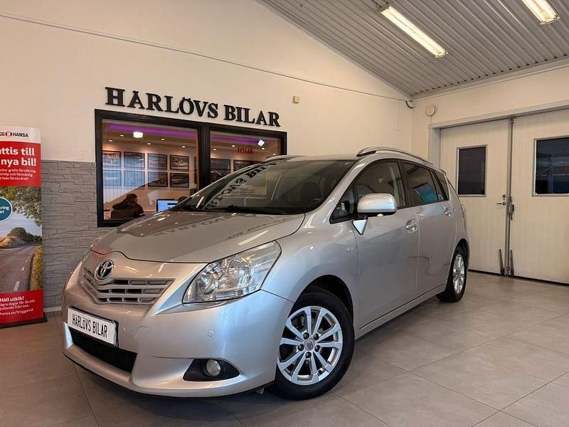 Silver Begagnad 2013 Toyota Verso Business Edition Minibuss | 73 000 kr (Marknadspris) - Bild 1/4