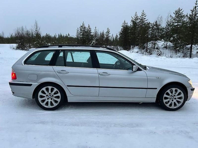 Silver Begagnad 2003 BMW 330 Kombi | 26 000 kr (Marknadspris) - Bild 1/4