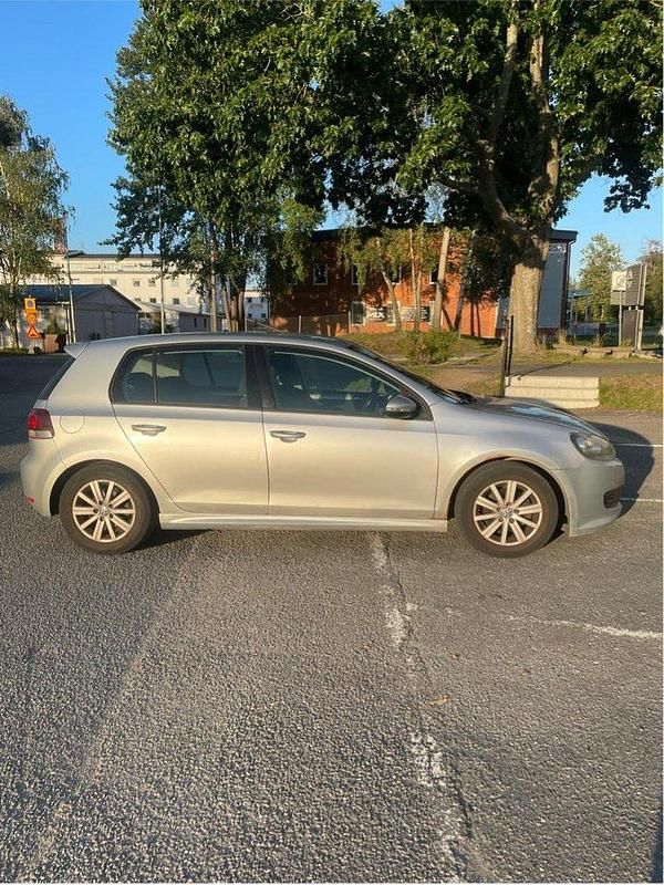 Silver Begagnad 2010 VW Golf VI Halvkombi | 58 000 kr (Marknadspris) - Bild 1/4