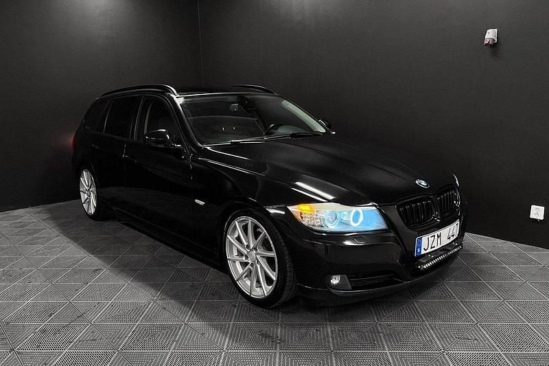 Svart Begagnad 2010 BMW 320 Comfort Edition Kombi | 69 700 kr (Lite dyr) - Bild 1/4