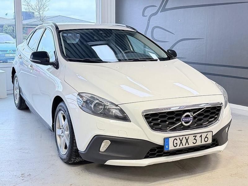 Begagnad Volvo V40 CC Momentum 116 HK (85 kW) 2014 Vit Kombi