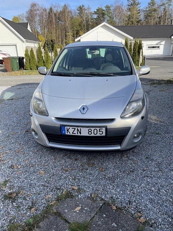Silver Begagnad 2012 Renault Clio R.S. Halvkombi | 30 500 kr (Marknadspris) - Bild 1/4