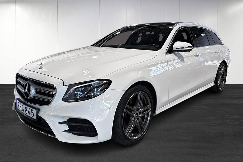 Vit (white) Begagnad 2018 Mercedes E220 AMG Kombi | 369 900 kr (Lite dyr) - Bild 1/4