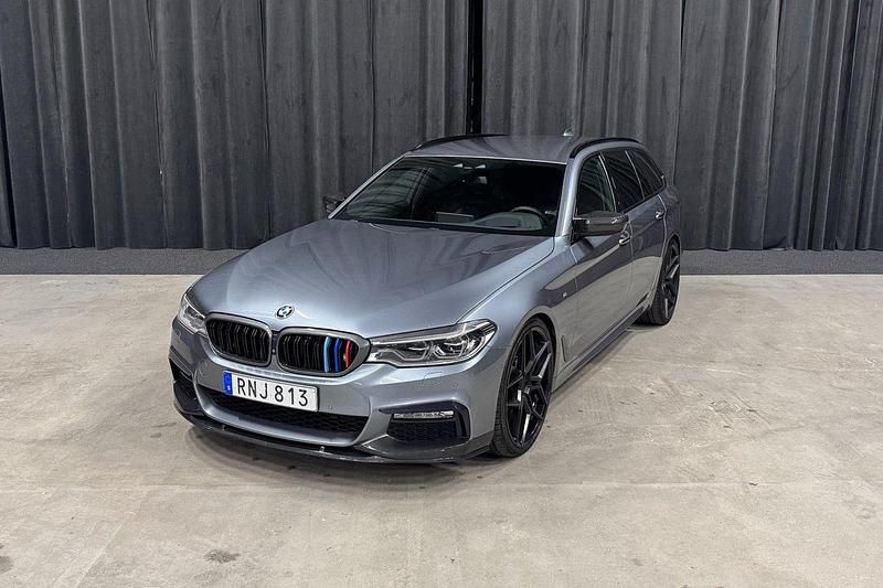 Blå Begagnad 2017 BMW 520 M Sport Kombi | 309 900 kr - Bild 1/4