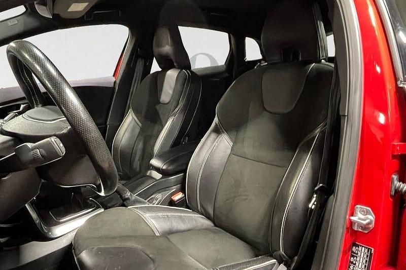 Begagnad Volvo V40 R-Design 122 HK (89 kW) 2016 Röd Halvkombi