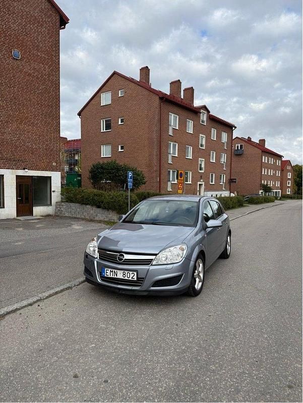 Grå Begagnad 2008 Opel Astra Halvkombi | 25 000 kr (Marknadspris) - Bild 1/3
