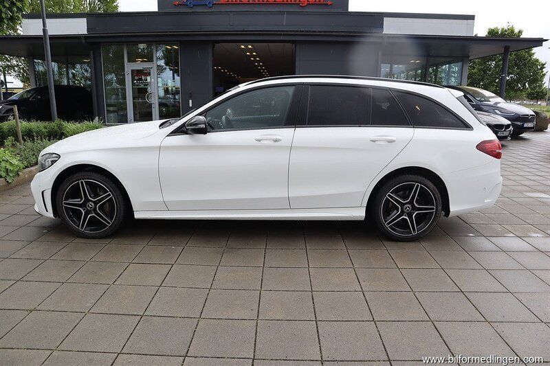 Vit Begagnad 2020 Mercedes C220 AMG line Kombi | 264 900 kr (Bra pris) - Bild 1/4