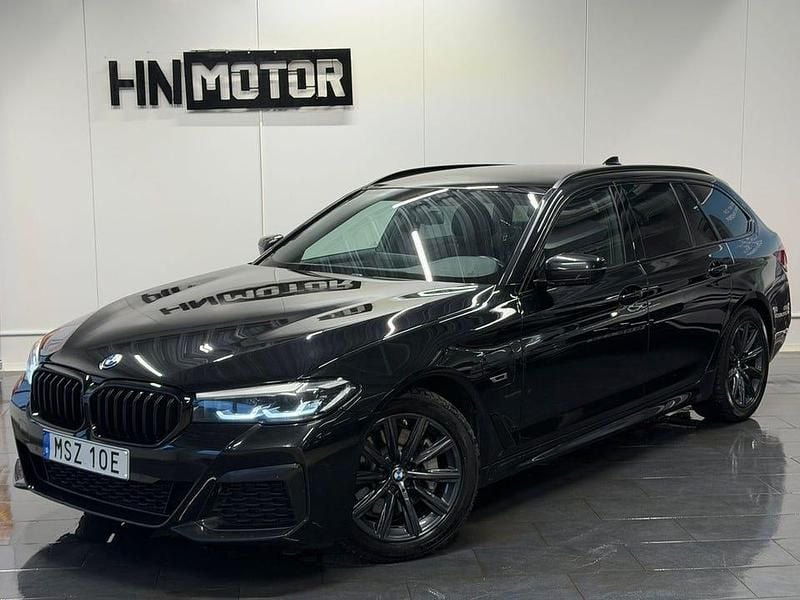 Svart Begagnad 2023 BMW 530 M Sport Kombi | 379 900 kr - Bild 1/4