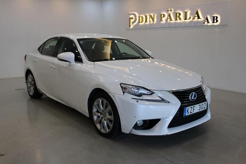 Vit Begagnad 2014 Lexus IS300h Executive Line Sedan | 129 900 kr (Marknadspris) - Bild 1/4