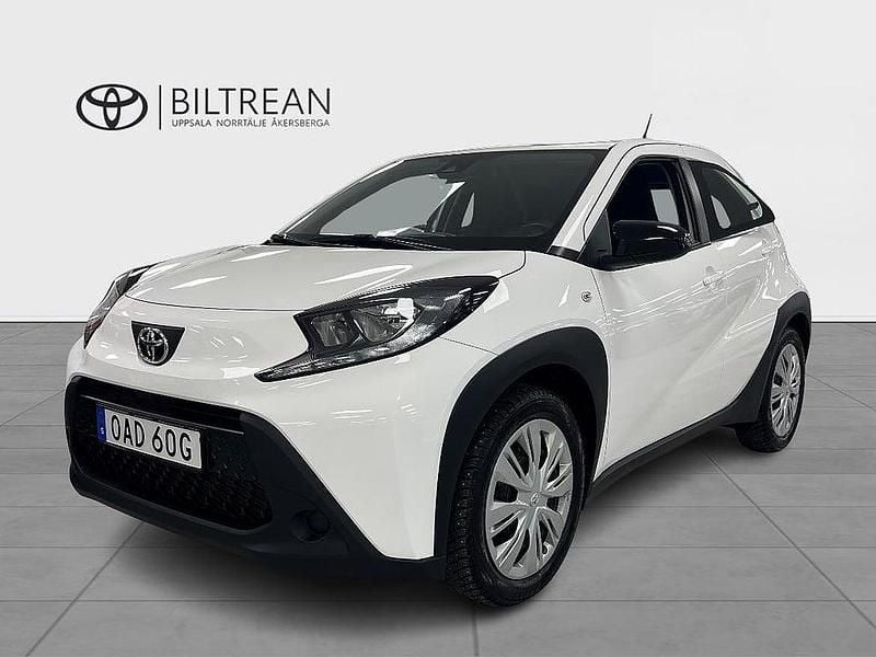 Vit Begagnad 2022 Toyota Aygo X Play SUV | 164 900 kr (Marknadspris) - Bild 1/4
