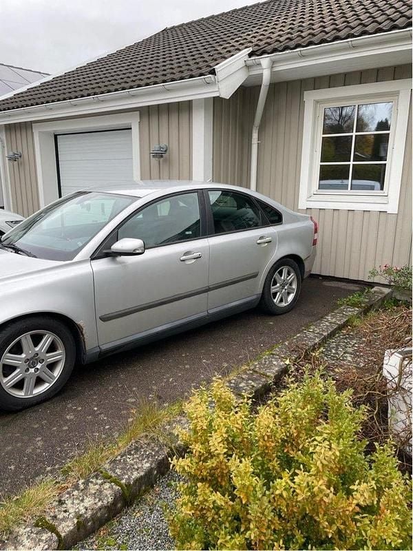 Grå Begagnad 2004 Volvo S40 Sedan | 15 000 kr (Superpris) - Bild 1/1