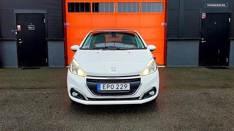 Vit Begagnad 2015 Peugeot 208 Halvkombi | 69 900 kr (Marknadspris) - Bild 1/4