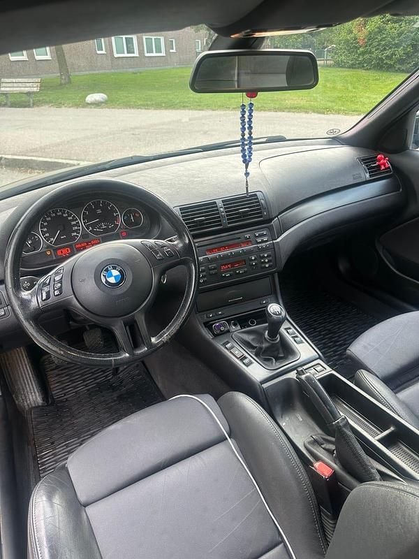 Begagnad BMW 320 170 HK (125 kW) 2003 Svart metallic Sedan