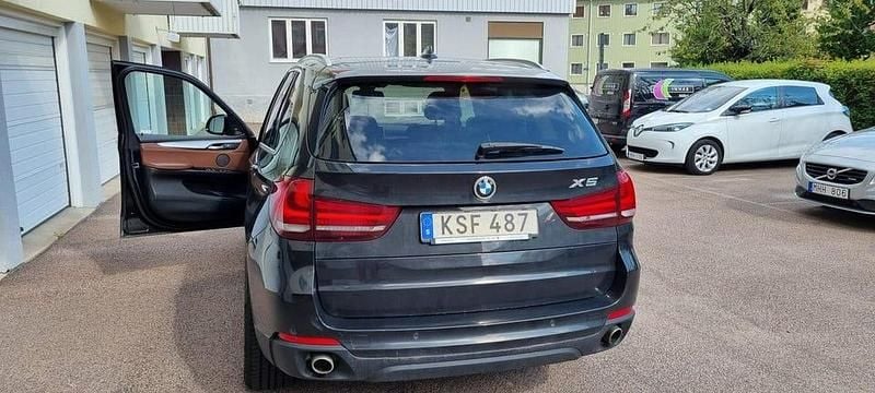 Svart Begagnad 2015 BMW X5 SUV | 300 000 kr (Marknadspris) - Bild 1/3