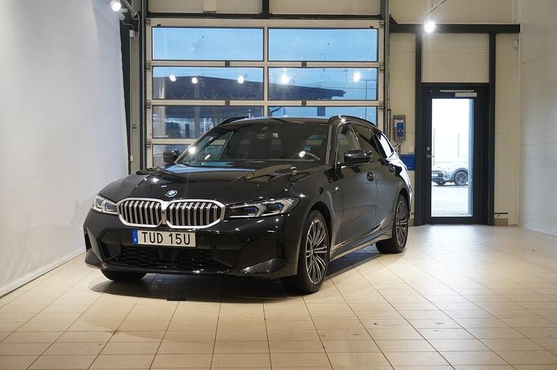Svart Begagnad 2024 BMW 330e M Sport Kombi | 549 800 kr (Dyr) - Bild 1/4