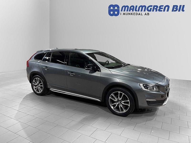 Grå (osmium grå metallic) Begagnad 2017 Volvo V60 CC Standard Kombi | 229 000 kr (Dyr) - Bild 1/4