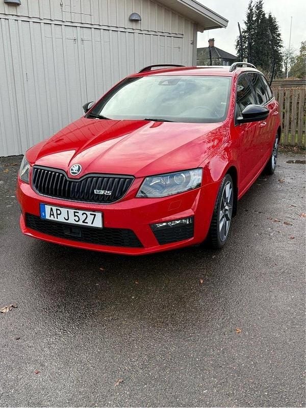 Röd Begagnad 2015 Skoda Octavia RS Kombi | 149 000 kr (Marknadspris) - Bild 1/1