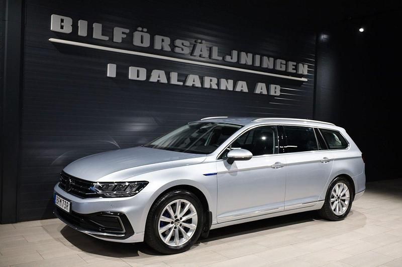Silver Begagnad 2022 VW Passat GTE Kombi | 299 000 kr (Lite dyr) - Bild 1/4