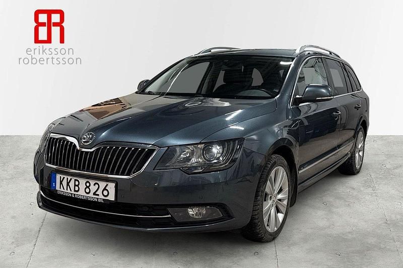 Grå Begagnad 2014 Skoda Superb Kombi | 129 900 kr (Dyr) - Bild 1/4