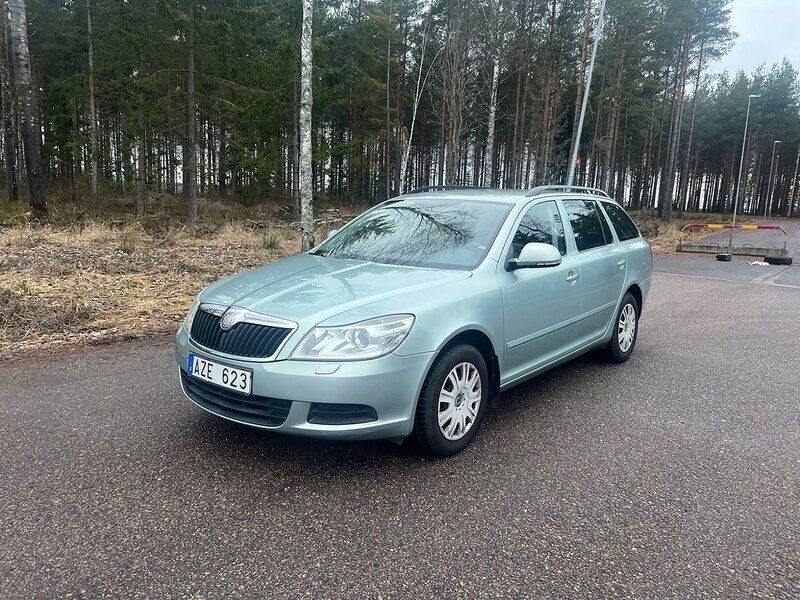 Ljusgrön Begagnad 2009 Skoda Octavia Ambiente Kombi | 44 900 kr (Marknadspris) - Bild 1/4