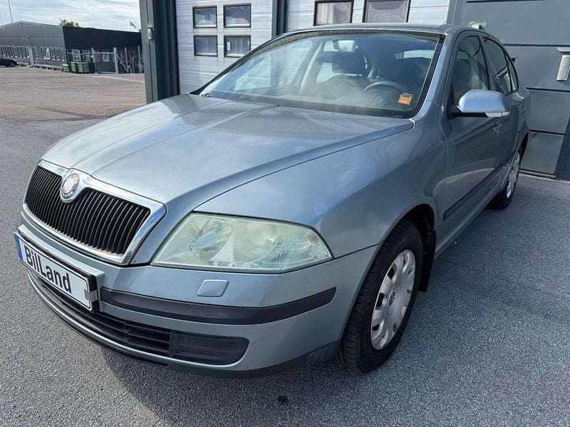 Mörkgrå (grå) Begagnad 2005 Skoda Octavia Halvkombi | 23 900 kr (Dyr) - Bild 1/4