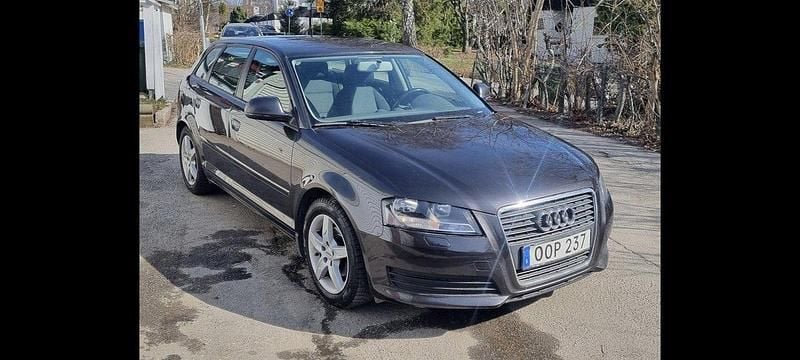 Grå Begagnad 2010 Audi A3 Sportback Attraction Halvkombi | 49 900 kr (Bra pris) - Bild 1/4