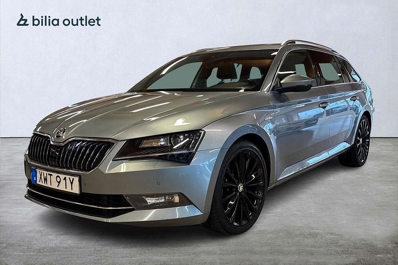 Grå Begagnad 2019 Skoda Superb LAURIN & KLEMENT Kombi | 269 900 kr (Marknadspris) - Bild 1/4