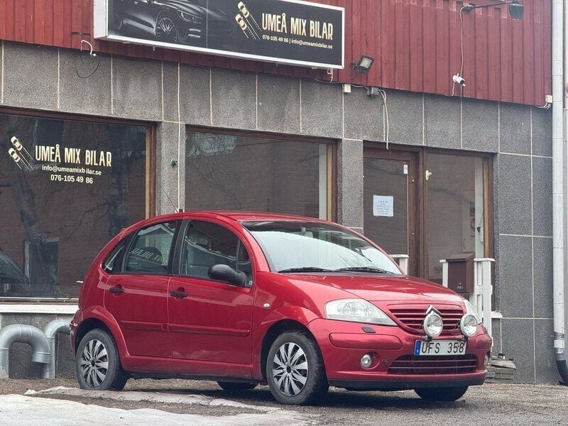 Ljusröd Begagnad 2003 Citroën C3 Halvkombi | 24 000 kr (Marknadspris) - Bild 1/4
