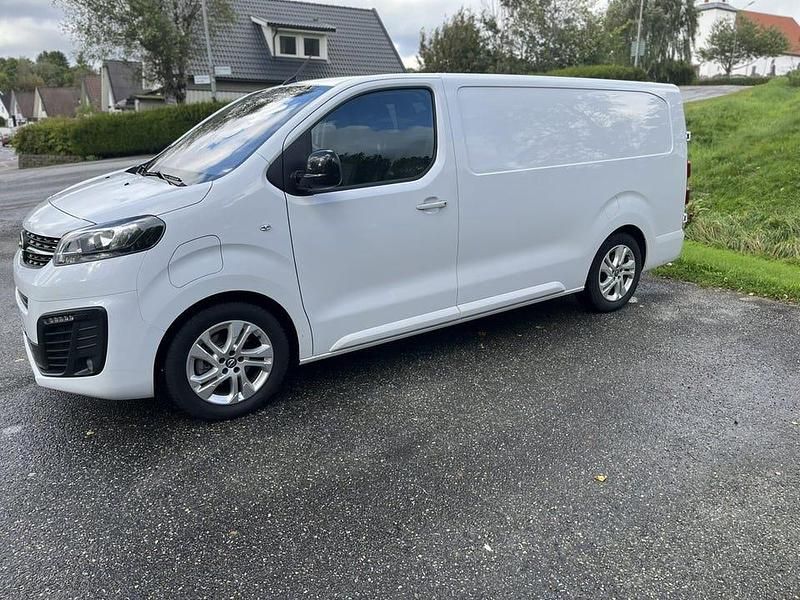 Vit Begagnad 2023 Opel Vivaro-e Combi Van | 300 000 kr - Bild 1/4
