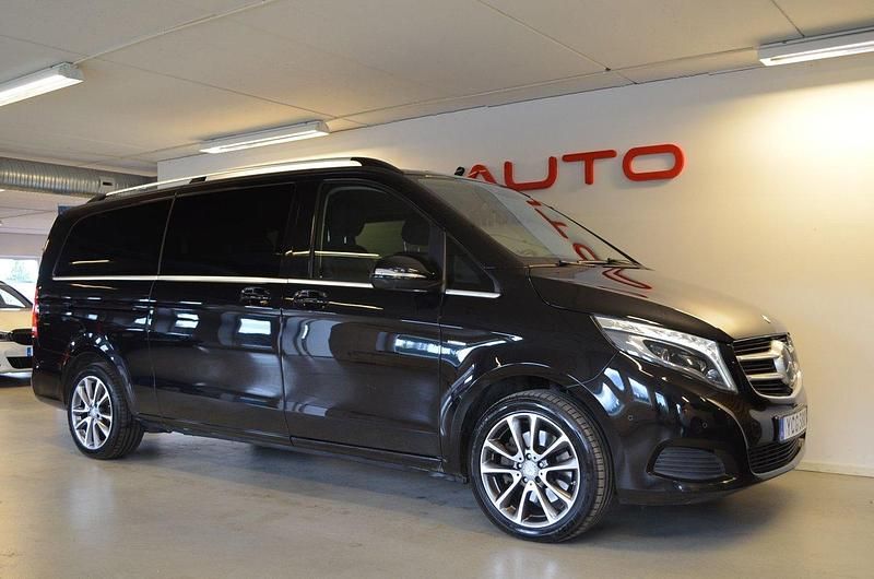 Obisidiansvart metallic Begagnad 2016 Mercedes V250 Avantgarde Minibuss | 439 000 kr (Marknadspris) - Bild 1/4