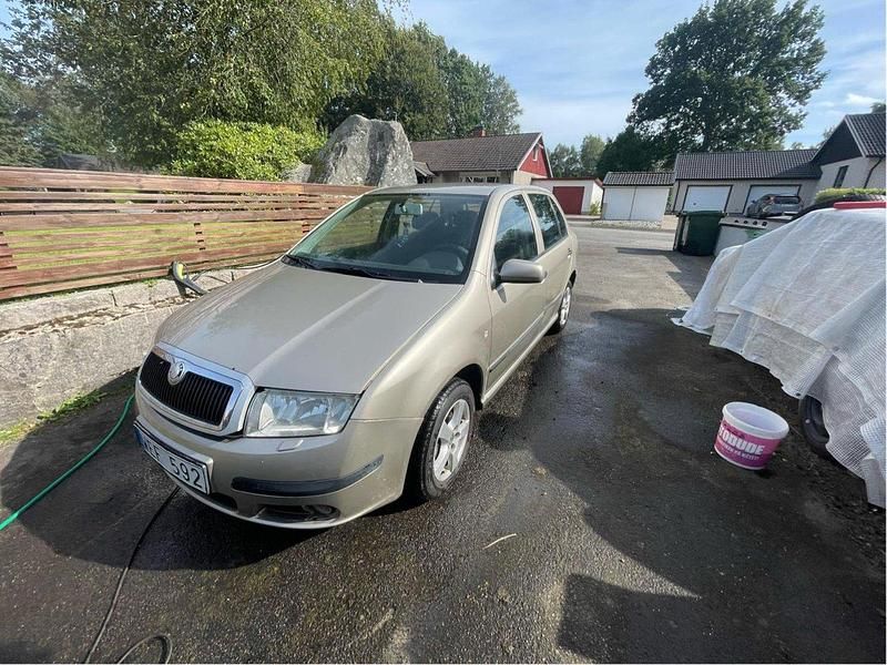 Brun Begagnad 2005 Skoda Fabia Halvkombi | 11 000 kr - Bild 1/4
