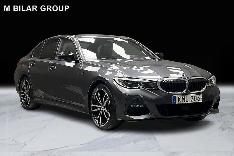 Grå Begagnad 2020 BMW 330e M Sport Sedan | 379 000 kr (Marknadspris) - Bild 1/4