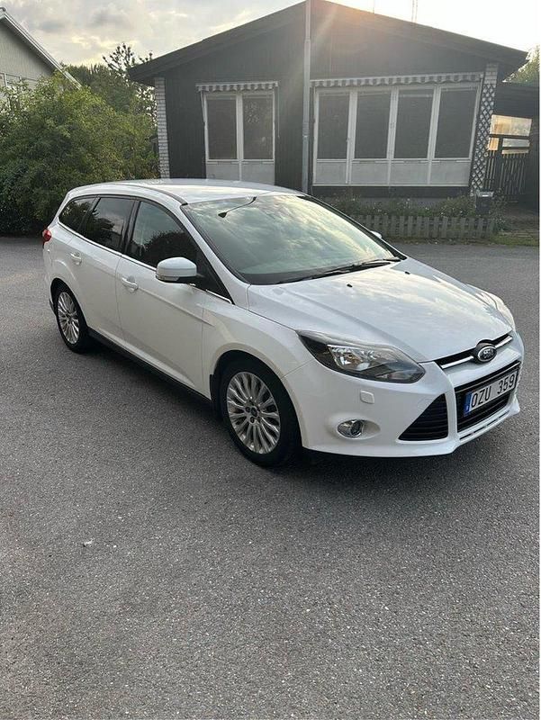 Vit Begagnad 2014 Ford Focus Titanium Kombi | 42 900 kr (Superpris) - Bild 1/4