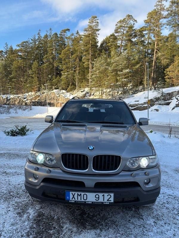 Grå metallic Begagnad 2005 BMW X5 SUV | 45 000 kr (Bra pris) - Bild 1/4