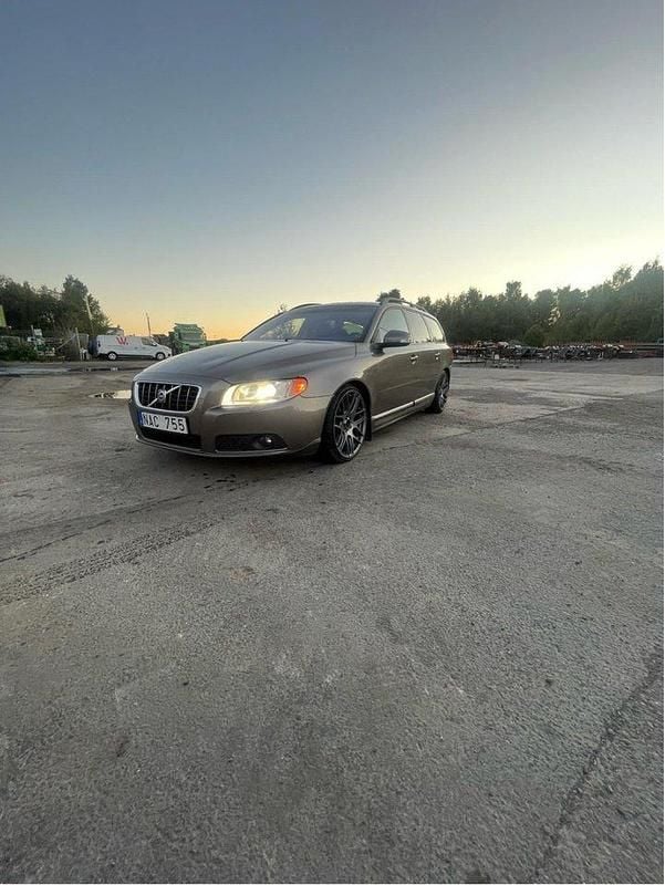 Grå Begagnad 2008 Volvo V70 Momentum Kombi | 42 900 kr (Lite dyr) - Bild 1/4
