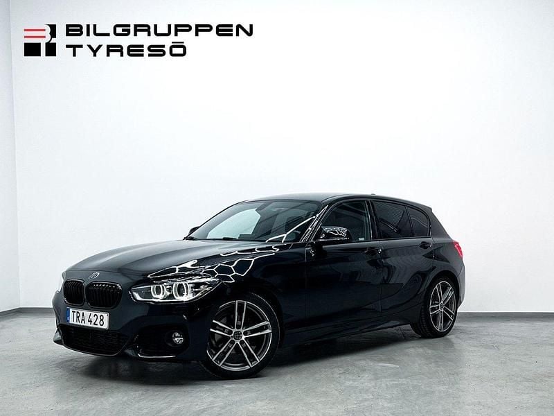 Svart Begagnad 2018 BMW 118 M Sport Halvkombi | 189 900 kr (Marknadspris) - Bild 1/4